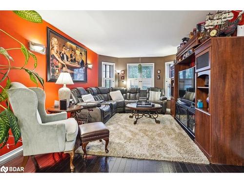 7 Archer Avenue, Bradford, ON - Indoor Photo Showing Living Room