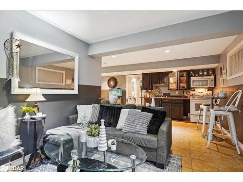 7 Archer Avenue, Bradford, ON - Indoor Photo Showing Living Room