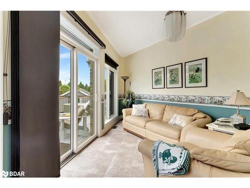 1097 Hurlwood Lane, Orillia, ON - Indoor Photo Showing Living Room