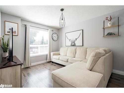 66 Clute Crescent, Barrie, ON - Indoor Photo Showing Living Room