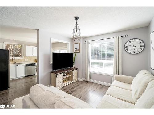 66 Clute Crescent, Barrie, ON - Indoor Photo Showing Living Room