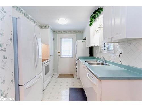 92 Linden Lane, Innisfil, ON - Indoor Photo Showing Kitchen With Double Sink