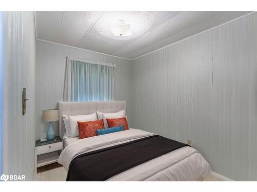 92 Linden Lane, Innisfil, ON - Indoor Photo Showing Bedroom