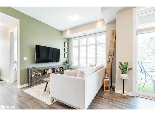 419-457 Plains Road E, Burlington, ON - Indoor Photo Showing Living Room