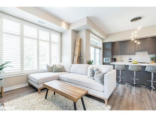 419-457 Plains Road E, Burlington, ON - Indoor Photo Showing Living Room