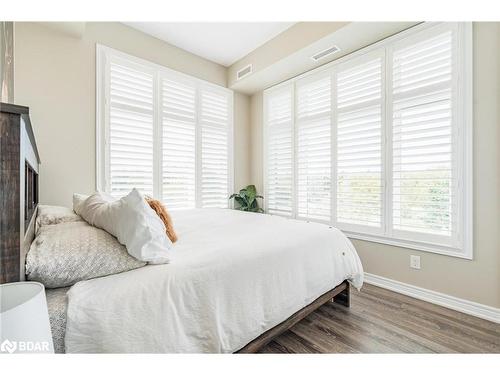 419-457 Plains Road E, Burlington, ON - Indoor Photo Showing Bedroom