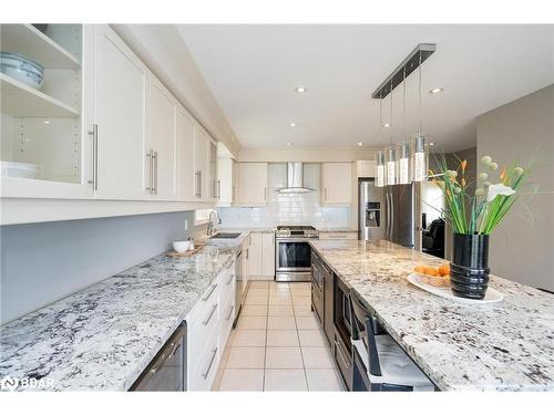 67 Kenwell Crescent, Barrie, ON - Indoor Photo Showing Kitchen With Upgraded Kitchen