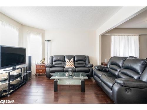 67 Kenwell Crescent, Barrie, ON - Indoor Photo Showing Living Room