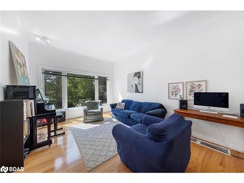 188 Napier Street, Barrie, ON - Indoor Photo Showing Living Room