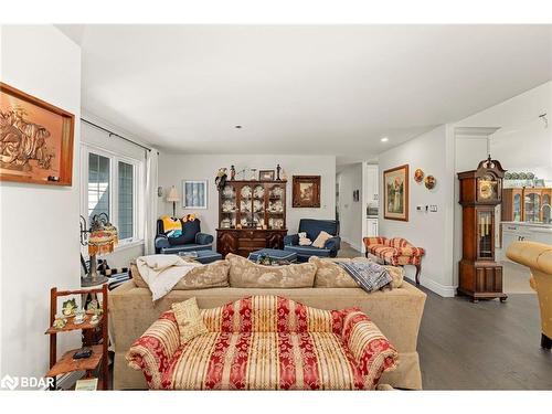 1077 Monck Road Road, Ramara, ON - Indoor Photo Showing Living Room