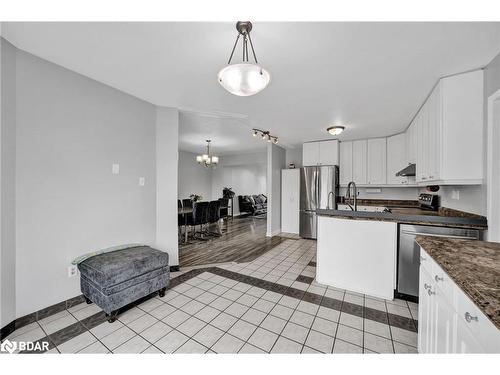 4 Berkar Street, Angus, ON - Indoor Photo Showing Kitchen