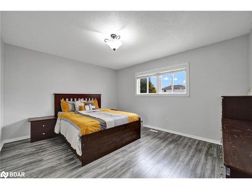 4 Berkar Street, Angus, ON - Indoor Photo Showing Bedroom