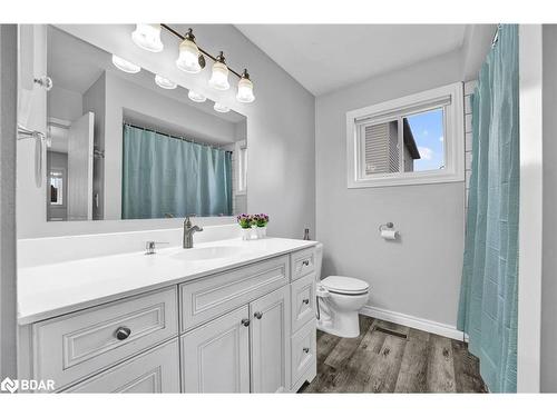 4 Berkar Street, Angus, ON - Indoor Photo Showing Bathroom