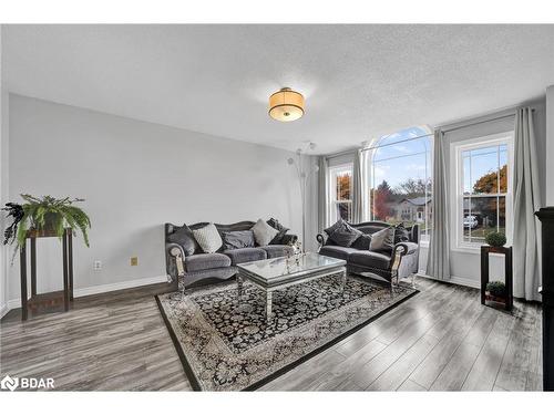 4 Berkar Street, Angus, ON - Indoor Photo Showing Living Room