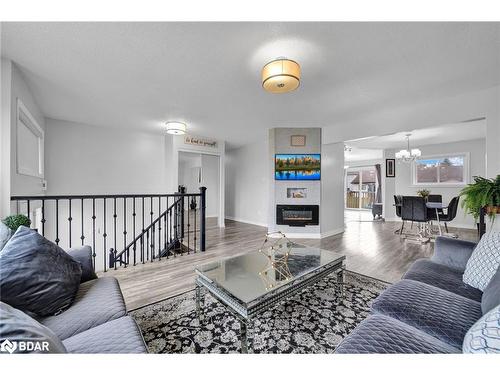 4 Berkar Street, Angus, ON - Indoor Photo Showing Living Room