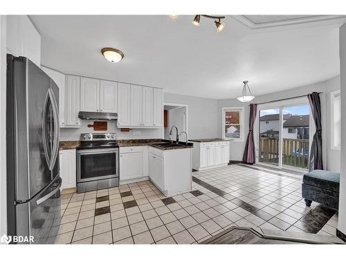 4 Berkar Street, Angus, ON - Indoor Photo Showing Kitchen