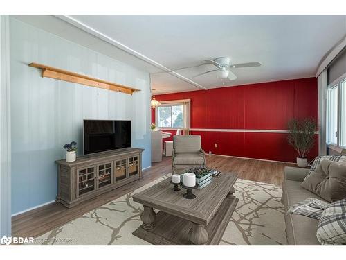 30 Flora Court, Stroud, ON - Indoor Photo Showing Living Room