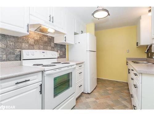 30 Flora Court, Stroud, ON - Indoor Photo Showing Kitchen With Double Sink