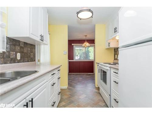 30 Flora Court, Stroud, ON - Indoor Photo Showing Kitchen With Double Sink