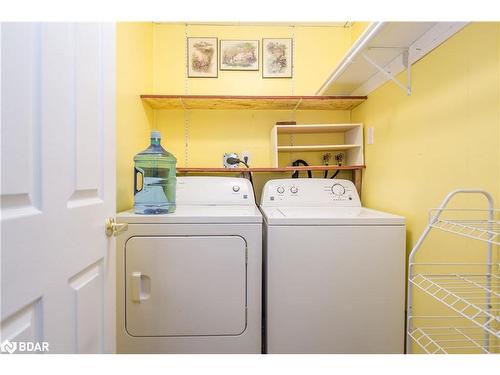 30 Flora Court, Stroud, ON - Indoor Photo Showing Laundry Room