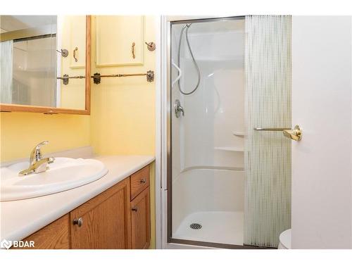 30 Flora Court, Stroud, ON - Indoor Photo Showing Bathroom