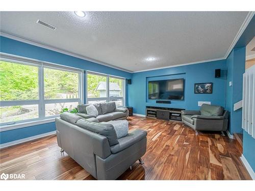 22 Pine Ridge Trail, Oro-Medonte, ON - Indoor Photo Showing Living Room