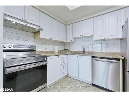 1013-135 Hillcrest Avenue, Mississauga, ON - Indoor Photo Showing Kitchen