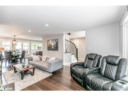 46 Alpine Way, Oro-Medonte, ON - Indoor Photo Showing Living Room