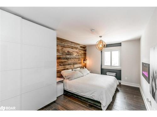 46 Alpine Way, Oro-Medonte, ON - Indoor Photo Showing Bedroom