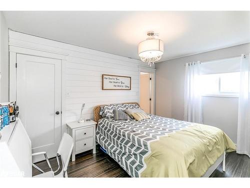 46 Alpine Way, Oro-Medonte, ON - Indoor Photo Showing Bedroom