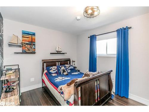 46 Alpine Way, Oro-Medonte, ON - Indoor Photo Showing Bedroom