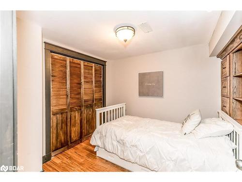 46 Alpine Way, Oro-Medonte, ON - Indoor Photo Showing Bedroom