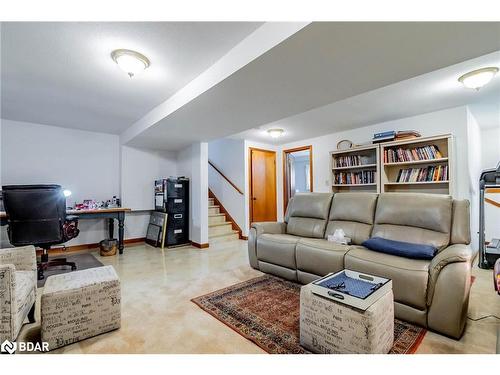 99 Page Drive, Welland, ON - Indoor Photo Showing Living Room