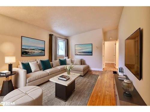 321 Delia Street, Orillia, ON - Indoor Photo Showing Living Room