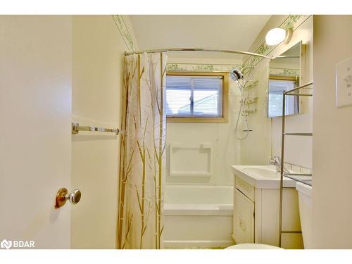 321 Delia Street, Orillia, ON - Indoor Photo Showing Bathroom