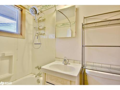 321 Delia Street, Orillia, ON - Indoor Photo Showing Bathroom