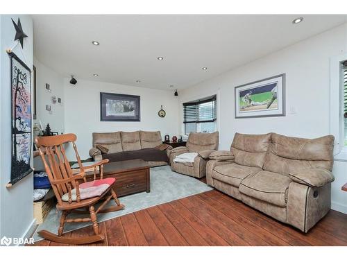 1071 Wood Street, Innisfil, ON - Indoor Photo Showing Living Room