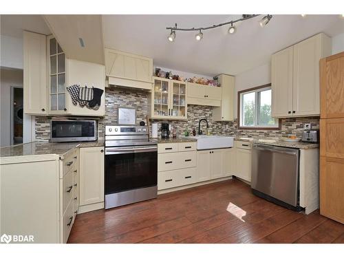 1071 Wood Street, Innisfil, ON - Indoor Photo Showing Kitchen