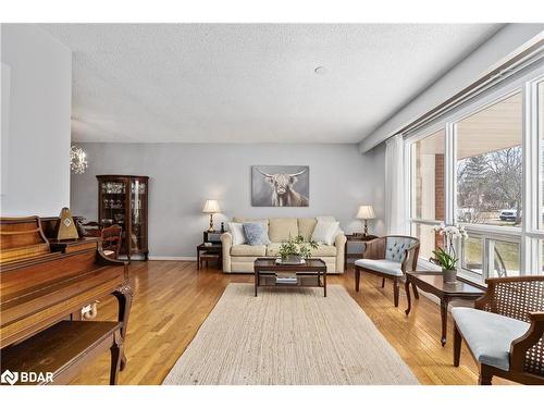 5884 7Th Line, Beeton, ON - Indoor Photo Showing Living Room