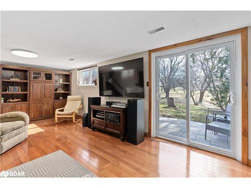 5884 7Th Line, Beeton, ON - Indoor Photo Showing Living Room