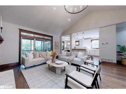 105 Stephens Street, Collingwood, ON - Indoor Photo Showing Living Room