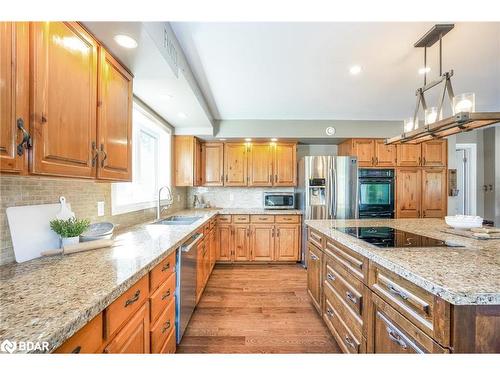 1075 Line 3 Road N, Oro-Medonte, ON - Indoor Photo Showing Kitchen With Double Sink