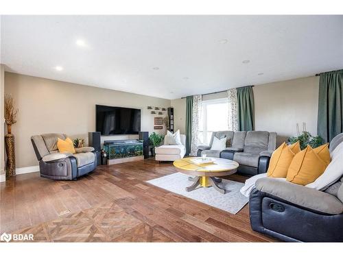 1075 Line 3 Road N, Oro-Medonte, ON - Indoor Photo Showing Living Room