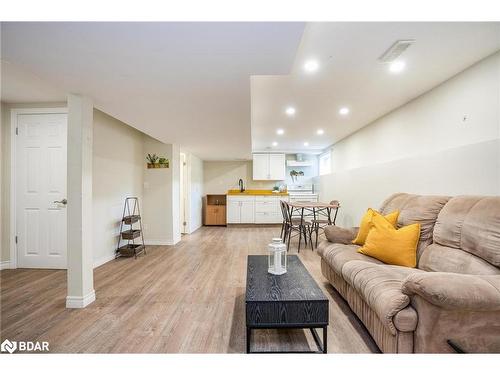 1075 Line 3 Road N, Oro-Medonte, ON - Indoor Photo Showing Living Room