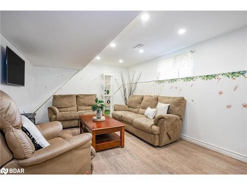 1075 Line 3 Road N, Oro-Medonte, ON - Indoor Photo Showing Living Room