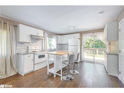 254 Parkway Avenue, Keswick, ON - Indoor Photo Showing Kitchen