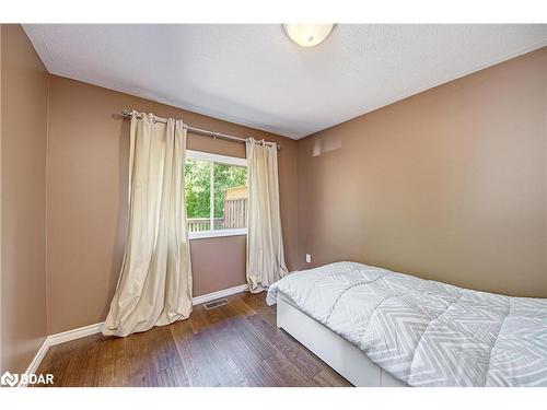 254 Parkway Avenue, Keswick, ON - Indoor Photo Showing Bedroom