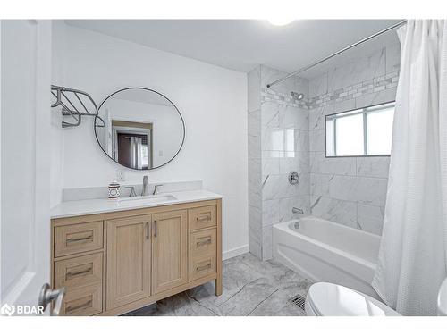 254 Parkway Avenue, Keswick, ON - Indoor Photo Showing Bathroom