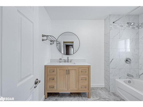 254 Parkway Avenue, Keswick, ON - Indoor Photo Showing Bathroom