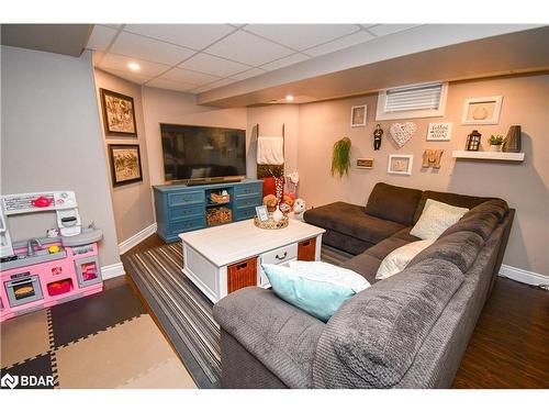 452 Greenwood Drive, Essa, ON - Indoor Photo Showing Living Room